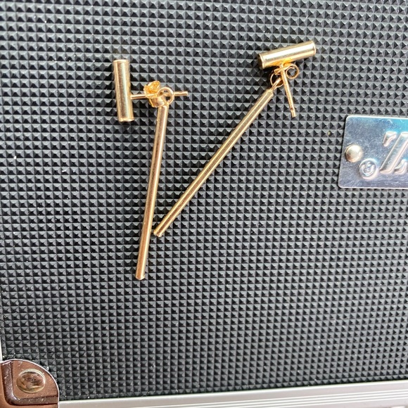 14k yellow gold bar style earrings